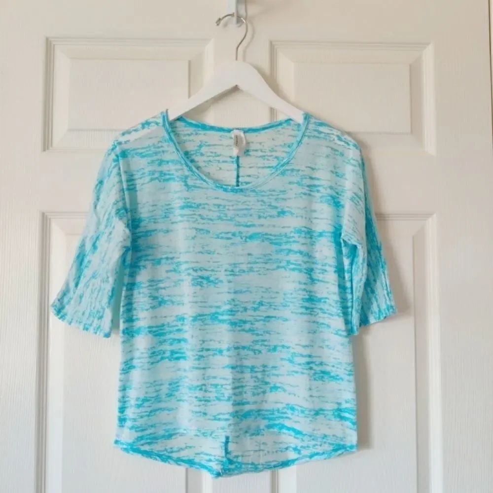 Discreet dolman high low burnout tee sz PL